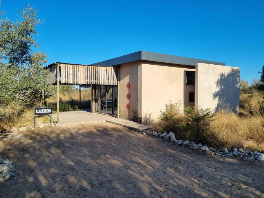 Hackberry House Black Thorn Cottage, Off Grid Khemsbok Екстериор снимка