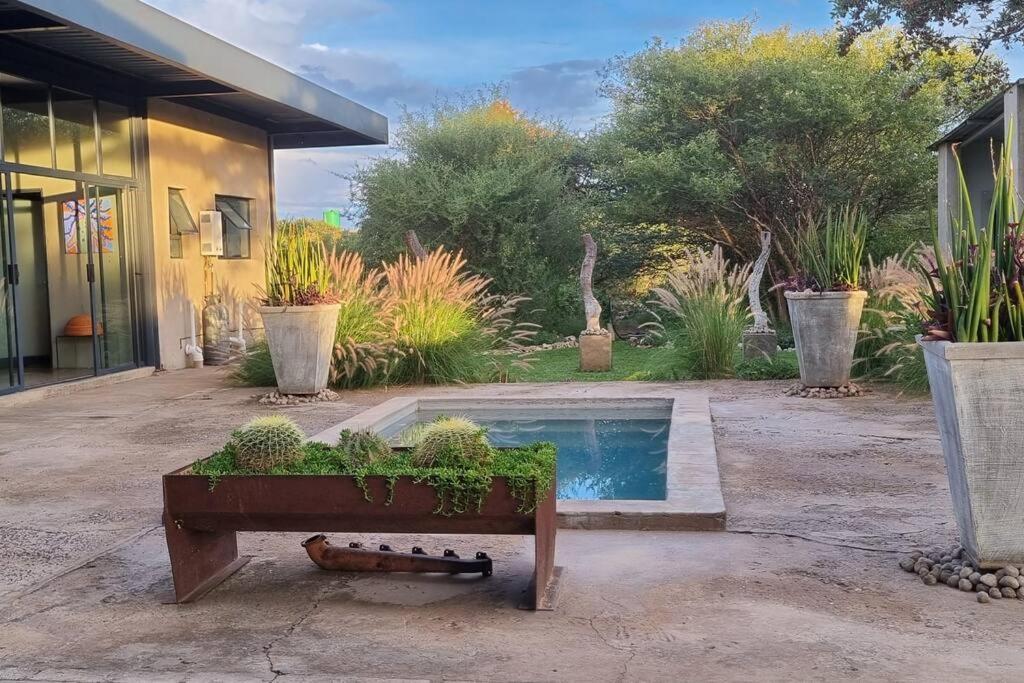 Hackberry House Black Thorn Cottage, Off Grid Khemsbok Екстериор снимка